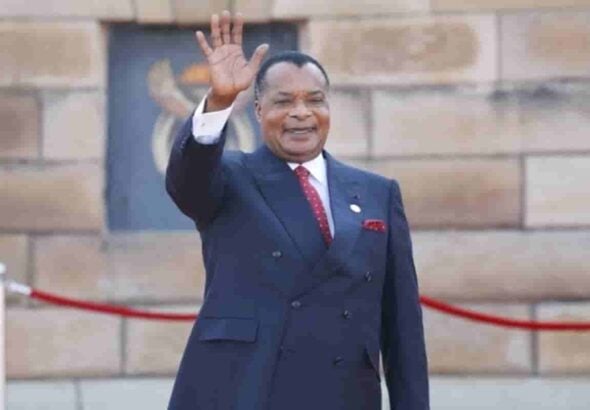 Denis Sassou Nguesso saluant lors de son nouveau mandat au Congo-Brazzaville.